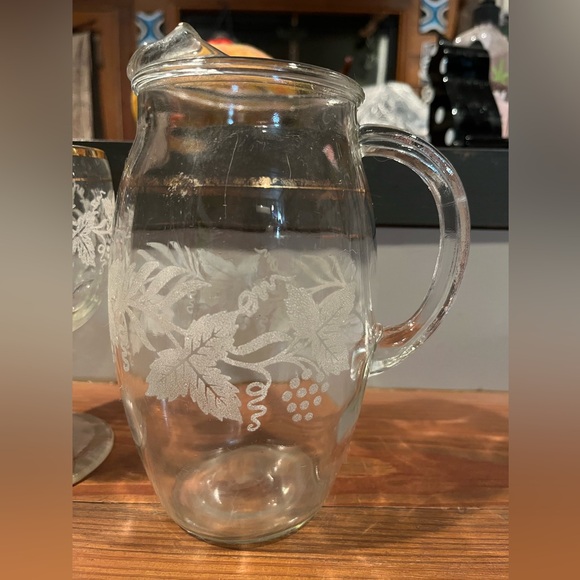 Bartlett & Collins water pitcher & goblet - frosted grape leaf design with gold - Picture 3 of 3